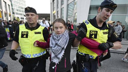11.05.2024, Schweden, Malmö: Die Klimaaktivistin Greta Thunberg wird von der Polizei während einer Protestkundgebung im Rahmen des Eurovision Song Contest abgeführt. Foto: Johan Nilsson/TT News Agency/AP/dpa +++ dpa-Bildfunk +++