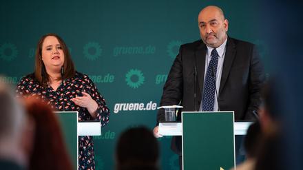 Glücklich sieht anders aus: Die Grünen-Chefs Ricarda Lang und Omid Nouripour.