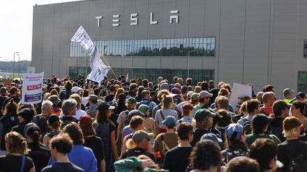 Hunderte Menschen demonstrieren vor dem Tesla-Werk in Grünheide.