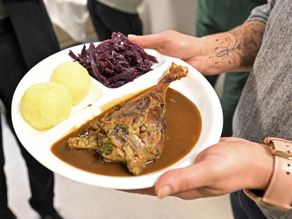Gänsekeule mit Rotkohl und Klößen gab es jetzt schon zum vierten Mal beim Adventsesssen in der Suppenküche Potsdam.