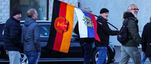 Autoritäre Sehnsucht: Mit Russland- und DDR-Flagge zeigten sich rechte Demonstranten in Bad Bibra.