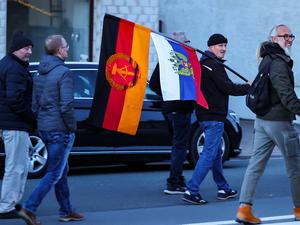 AfD-Demonstration mit russischen und DDR-Fahnen im März in Sachsen-Anhalt.