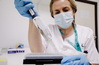 Eine Krankenschwester bereitet einen PCR-Tests zur Erkennung des Affenpockenvirus vor. Foto: dpa