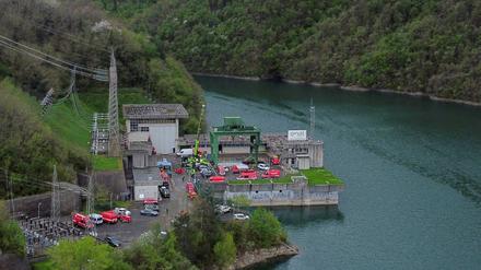 Blick auf den Feuerwehreinsatz am Bargi-Wasserkraftwerk in der norditalienischen Gemeinde Camugnano bei Bologna.