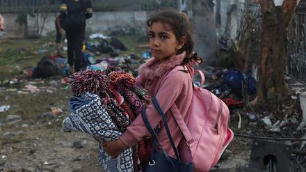 Ein Mädchen geht in Gaza-Stadt am 18. Oktober 2023 in der Nähe des Al-Ahli-Krankenhauses spazieren.  