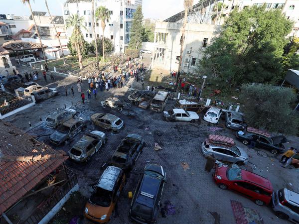 Der Bereich vor dem Al-Ahli-Krankenhaus nach der Explosion.