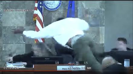 Auf diesem vom Bezirksgericht Clark County zur Verfügung gestellten Videostandbild ist ein Angeklagter zu sehen, der sich über den Schreibtisch von Richterin Mary Kay Holthus während seiner Verurteilung in einem Fall von schwerer Körperverletzung in Las Vegas stürzt. 