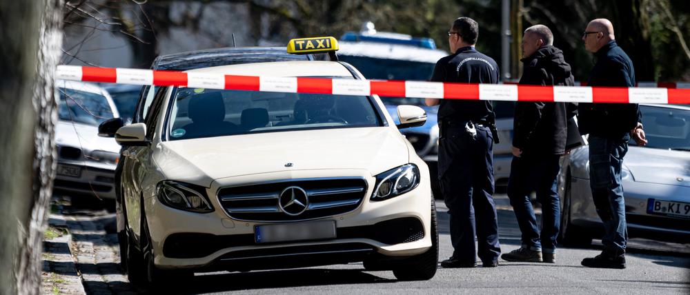 Mitarbeiter der Berliner Polizei vor dem Taxi von Mustafa A.. Wegen zehn Euro wurde der 49-Jährige getötet.