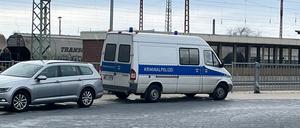 Ein Fahrzeug der Kriminalpolizei steht am Bahnhof in Guben.