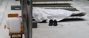 PRODUKTION - 10.10.2022, Sachsen, Dresden: Ein Flüchtling schläft im Ankunftsbereich für Geflüchtete im Hauptbahnhof nach der Registrierung auf einem Feldbett. Foto: Robert Michael/dpa +++ dpa-Bildfunk +++