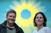 Die Grünen-Chefs Annalena Baerbock und Robert Habeck verstehen sich gut, aber diskutieren auch gerne mal heftig. Foto: Hendrik Schmidt/dpa