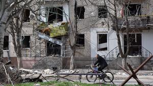Auch Saporischschja wird ständig von den Russen angegriffen, die Folge sind große Zerstörungen (im Bild ein Wohnhaus). Die Uni will jetzt unterirdische Kraftwerke bauen.