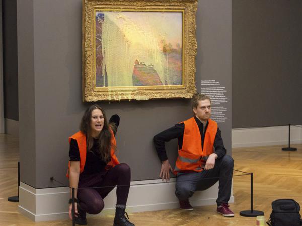 Nach der Attacke gegen das Gemälde „Getreideschober“ (1890) von Claude Monet im Potsdamer Museum Barberini sind die beschuldigten Klimaaktivisten wieder auf freiem Fuß.