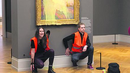 Klimaaktivisten vor dem Monet-Gemälde  im Potsdamer Museum Barberini 