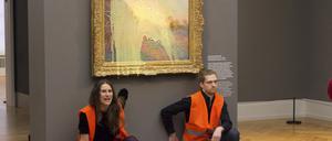 Klimaaktivisten der Klimaschutz-Protestgruppe „Letzte Generation“, nachdem sie das Gemälde „Getreideschober“ (1890) von Claude Monet im Potsdamer Museum Barberini mit Kartoffelbrei beworfen haben. 