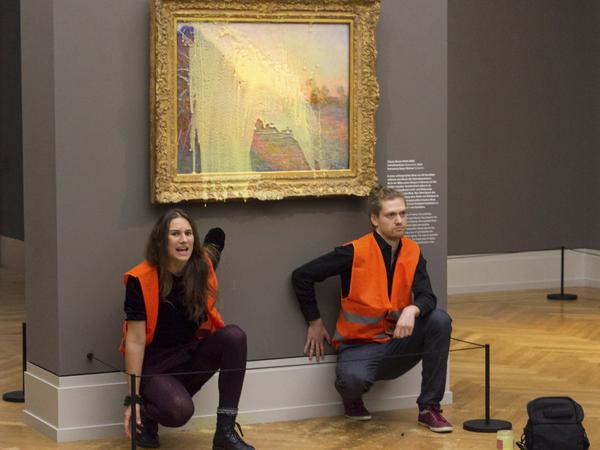 Klimaaktivisten haben ein Gemälde von Claude Monet im Potsdamer Museum Barberini mit Kartoffelbrei beworfen.