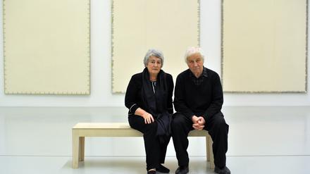Der Künstler Ilya Kabakov mit seiner Frau Emilia Kabakov vor seinen Werken bei der Ausstellungseröffnung im Sprengel-Museum in Hannover. 