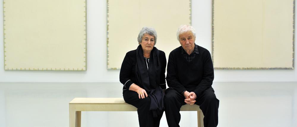 Der Künstler Ilya Kabakov mit seiner Frau Emilia Kabakov vor seinen Werken bei der Ausstellungseröffnung im Sprengel-Museum in Hannover. 