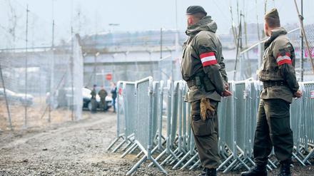 Österreichische Soldaten stehen an der Grenze zu Slowenien.