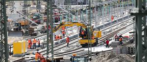 Arbeiter errichten eine neue Zugbildungsanlage auf dem Gelände vor dem Leipziger Hauptbahnhof.