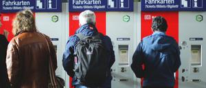 Reisende stehen im Dortmunder Hauptbahnhof an Fahrkartenautomaten.