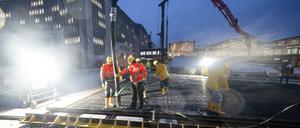 Arbeiter betonieren am 28.11.2023 das letzte Stück des Dachs des neuen Tiefbahnhofs im Rahmen des milliardenschweren Bahnprojekts Stuttgart 21.