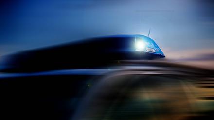 Ein Einsatzfahrzeug der Polizei mit Blaulicht. (Symbolbild)