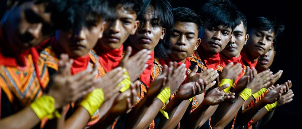 Eine Tradition, die Indoniens Kolonialzeit überdauert hat. Tänzer bei der Aufführung des legendären Saman, des Tanzes der tausend Hände, bei einem Festival in Banda Aceh auf Sumatra am 28. September 2022. 