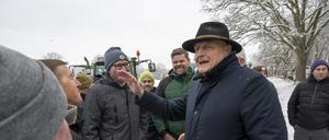 Der Präsident des Deutschen Bauernverbandes, Joachim Rukwied (rechts), besucht während der Klausurtagung der CSU im Kloster Seeon eine Demonstration von Landwirten mit ihren Traktoren. 
