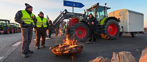 Landwirte blockieren am frühen Morgen im brandenburgischen Jacobsdorf mit einem Traktor die Auffahrt auf die Autobahn A12 in Richtung Berlin.