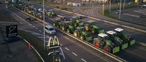 Landwirte blockieren mit ihren Traktoren die Bundesstraße 9 bei Koblenz. 