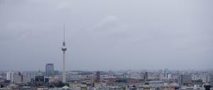 Grauer Himmel liegt über Berlin mit dem Fernsehturm.