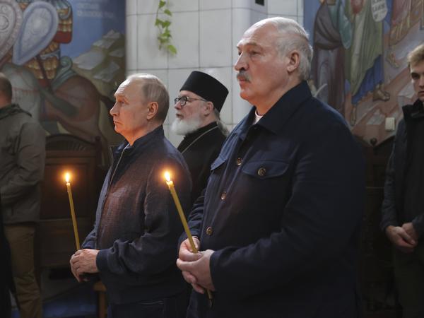 Der belarussische Machthaber Alexander Lukaschenko (rechts, mit Russlands Präsident Wladimir Putin) belebt die Flüchtlingsroute aus dem Jahr 2021 neu. 