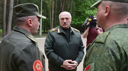 Selbstdarstellung: Alexander Lukaschenko (M), Präsident von Belarus, im Mai im Gespräch mit Offizieren