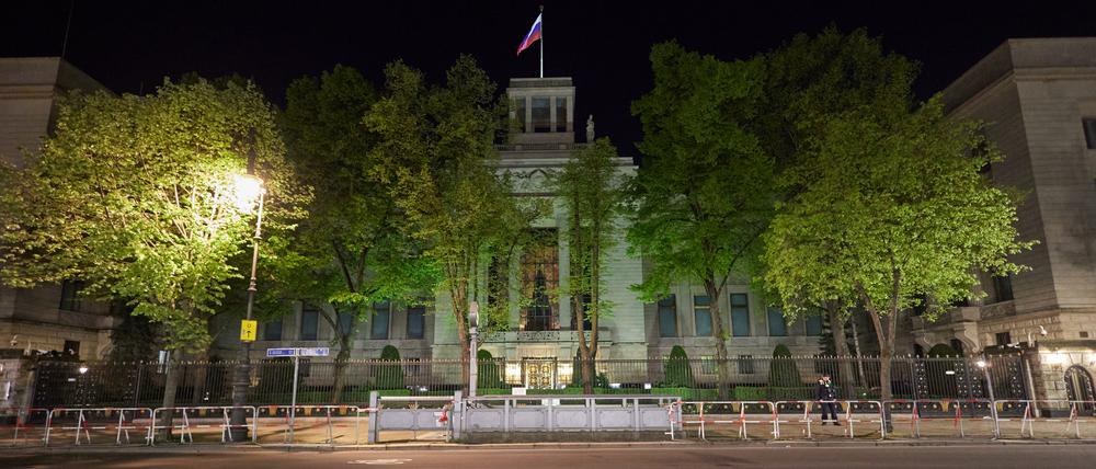 Die russische Botschaft in Deutschland liegt mitten im Herzen der Bundeshauptstadt. Das Gebäude wirkt abweisend, viele Rollläden sind heruntergelassen, Vorhänge zugezogen.