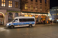 Am Wochenende hatte die Berliner Polizei Kneipenschließungen kontrolliert, nun sollen Geschäfte überprüft werden.  Foto: imago images/Christian Ditsch