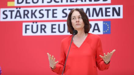 SPD-Spitzenkandidatin für die Europawahl Katarina Barley hält eine kurze Rede, hinter ihr der Wahlkampf-Slogan Deutschlands stärkste Stimmen für Europa .