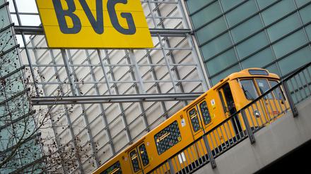 Eine U-Bahn fährt unter einem Schild mit der Aufschrift „BVG“ vorbei. (Symbolbild)