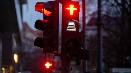 Berlins Fußgänger sollen beim Überqueren einer Straße an der Ampel künftig besser erkennen können, wie viel Zeit ihnen noch bleibt, wenn sie schon Rot haben.