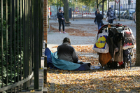 Ein Obdachloser am Potsdamer Bassinplatz im Herbst 2017. Foto: Andreas Klaer
