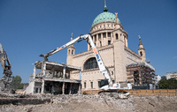 Am Donnerstag hat ein Bagger das letzte Stück der alten Fachhochschule in Potsdam abgerissen. Foto: R. Hirschberger/dpa