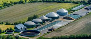 Eine Biogasanlage mit Reaktor und Güllesilo in Deutschland.