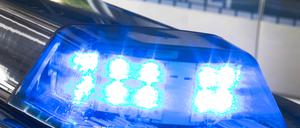 ARCHIV - 27.07.2015, Niedersachsen, Osnabrück: SYMBOLFOTO - Ein Blaulicht leuchtet am auf dem Dach eines Polizeiwagens. (zu dpa «Mann mutmaßlich durch Schreckschusspistole verletzt - Paar flüchtet») Foto: Friso Gentsch/dpa +++ dpa-Bildfunk +++ | Verwendung weltweit