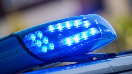Niedersachsen: Ein Blaulicht ist auf dem Dach eines Polizeifahrzeugs zu sehen. (Symbolbild)