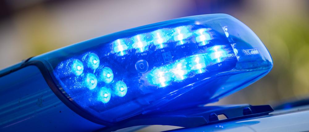 Blaulicht auf dem Dach eines Polizeifahrzeugs. 