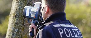 Baden-Württemberg, Mannheim: Ein Polizist kontrolliert mit einem Lasergerät an der Bundesstraße 36 die Geschwindigkeit von Fahrzeugen (Archivbild vom 24.03.2022).