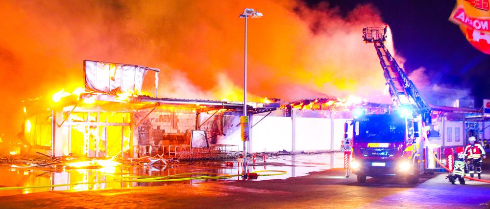 Die Feuerwehr löscht einen brennenden Supermarkt in Bergfelde, einem Stadtteil von Hohen Neuendorf im Landkreis Oberhavel.