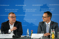 Innenminister Michael Stübgen (CDU, l.), Verfassungsschutzchef Jörg Müller.  Foto: Sören Stache/dpa