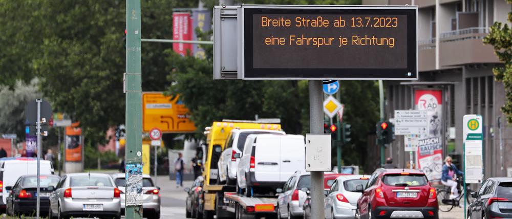 Auf der Breiten Straße in Potsdam drohen ab 13. Juli Staus, weil je nur eine Fahrspur zur Verfügung steht.