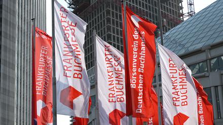 Fahnen mit der Aufschrift „Frankfurter Buchmesse“ und „Börsenverein des Deutschen Buchhandels“ wehen im Oktober 2020 vor dem Eingang City des Messegeländes.